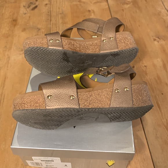 Volatile Biloxi Bronze Size 8 Sandals Foam Over Cork Sole Brass Nailhead GUC - Picture 9 of 15